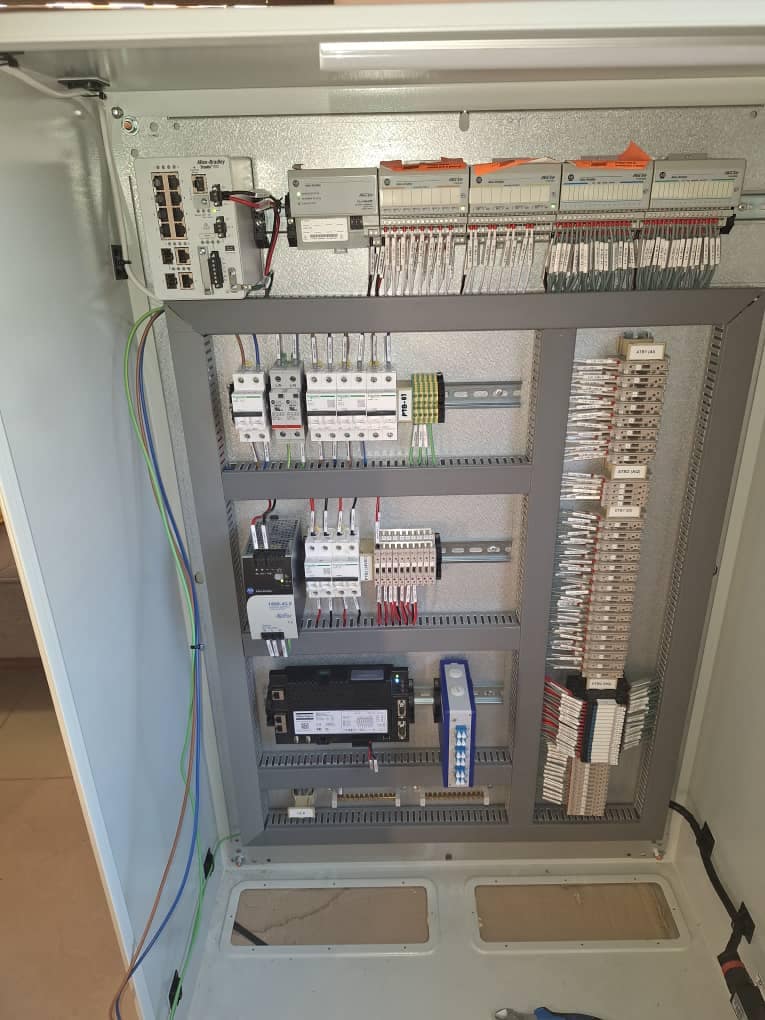 Automation components and terminal blocks installed in an open control cabinet